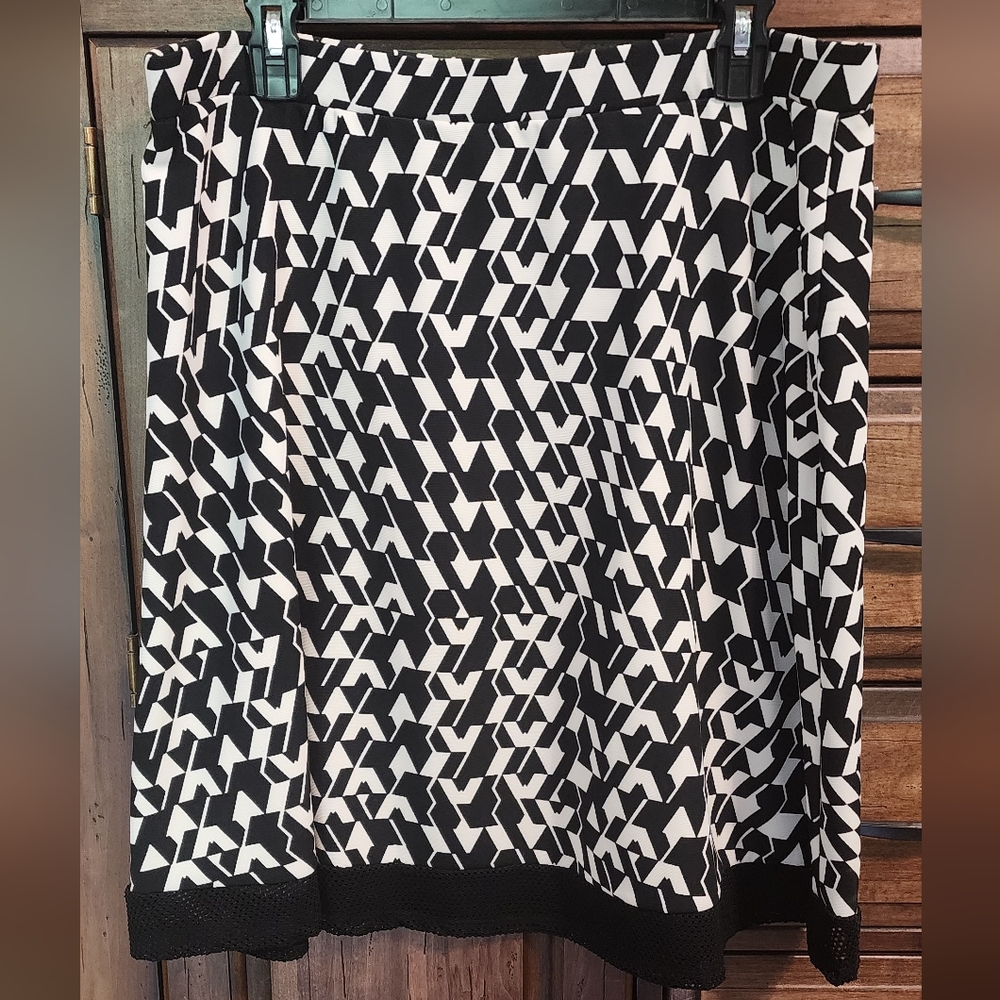 Petite New Directions Black and White Skirt